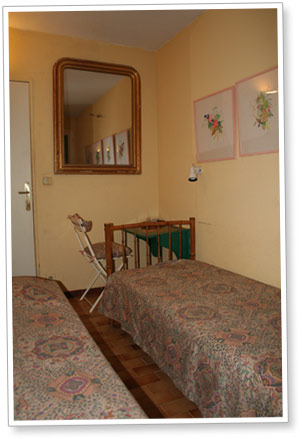 photo de la seconde chambre, pourvue de deux lits une place