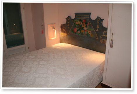 photo de la première chambre, dotée d'un lit deux places
